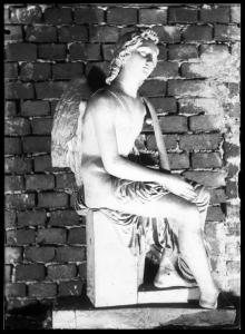 Scultura - statua - angelo seduto - Castello Sforzesco - Milano