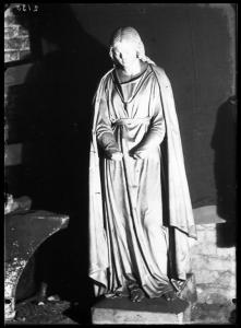 Scultura - statua - figura femminile in piedi con trecce e mantella - Castello Sforzesco - Milano