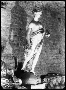 Scultura - statua - figura femminile a busto scoperto - Castello Sforzesco - Milano