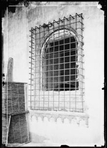 Lombardia - Malpaga - Castello - finestra con inferriata