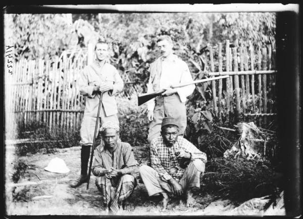Asia - Malesia - tribù Sakai - coppia di indigeni - esploratori europei - pipa - fucile