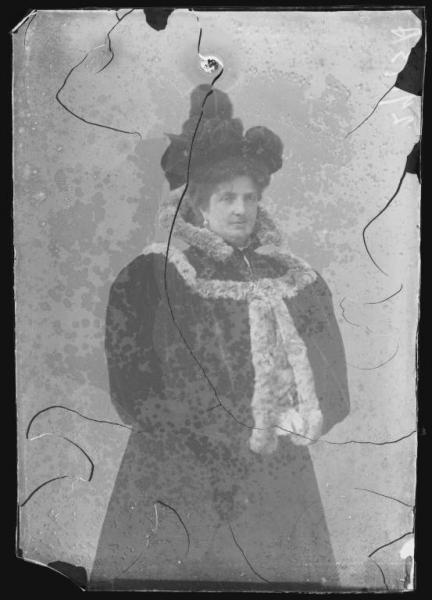 Ritratto femminile - Regina Margherita di Savoia - cappello piumato - mantellina