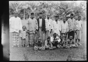 Asia - Malesia - tribù Sakai - ritratto di gruppo - uomini - bambini