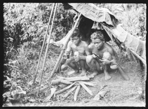 Asia - Malesia - tribù Sakai - indigeni - catasta di legna - attrezzi