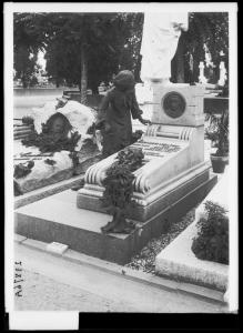 Milano - Cimitero Monumentale - Tomba Bernardino Luraschi - statua femminile in atto di devozione