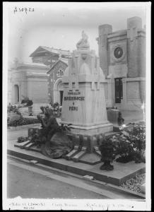 Milano - Cimitero Monumentale - Tomba Famiglia Bernaschi Peri - statua femminile seduta