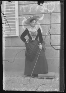 Ritratto femminile - Regina Margherita di Savoia - cappello - bastone