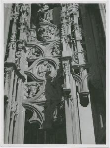Milano - Duomo - Tondo con la Madonna con il Bambino sopra finestrone
