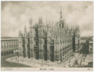 Milano - Duomo - Veduta di tutta la chiesa da sud e della piazza, con carosello dei tram