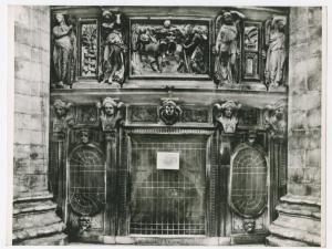 Milano - Duomo - Particolare della cinta marmorea del tornacoro con l'ingresso alla cripta fra due erme.