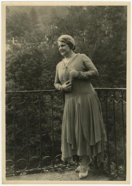 Ritratto femminile - Elvira Lazzaroni - Ponte Lambro - Casa Metlicovitz, giardino, balcone