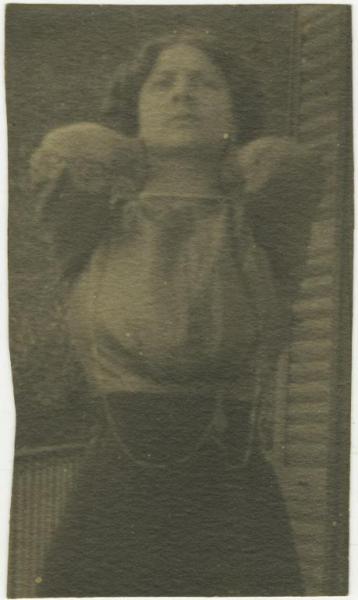 Ritratto femminile - Elvira Lazzaroni con mani dietro al collo - Esterno, balcone