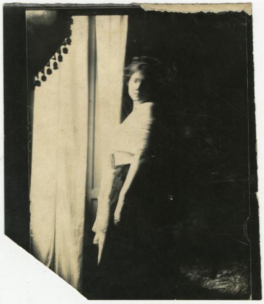 Ritratto femminile - Elvira Lazzaroni davanti a una finestra - Interno - Mosso