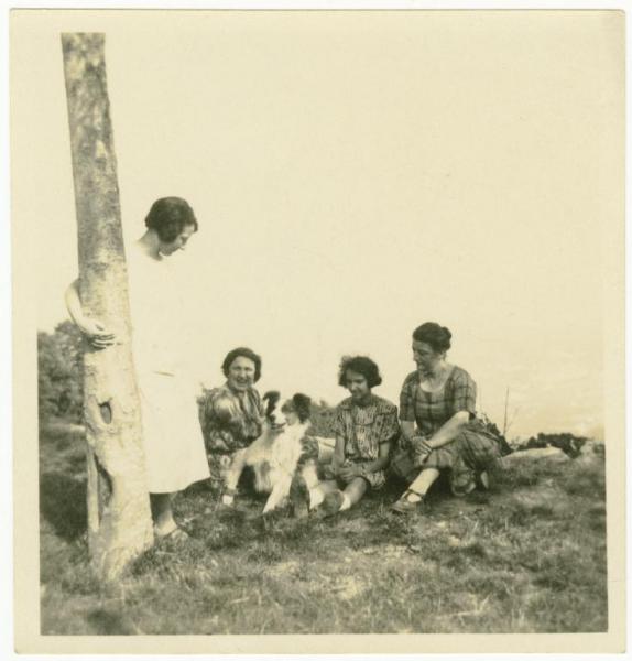Ritratto di gruppo femminile - Elvira Lazzaroni con altra donna e bambina sedute nell'erba - Ragazza appoggiata a un tronco - Cane - Ponte Lambro, prato