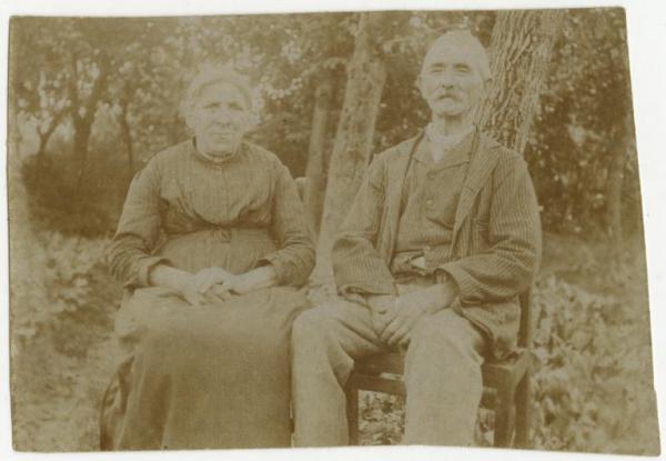Ritratto di coppia - Anziana e anziano seduti - Esterno, giardino