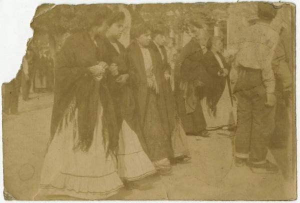 Esterno, strada - Gruppo di donne con scialle in processione