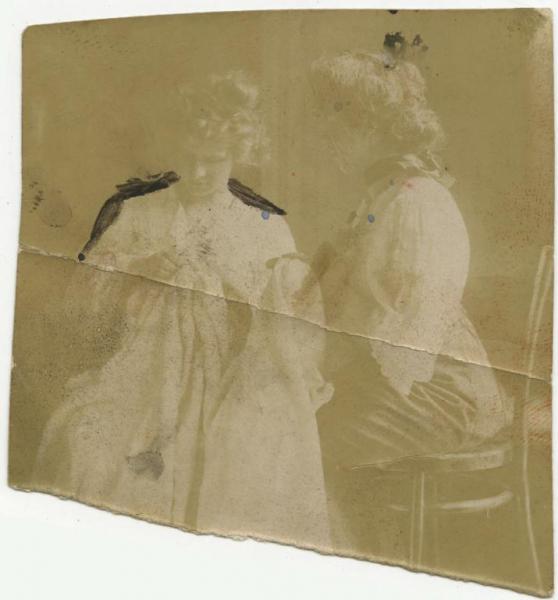 Ritratto femminile - Elvira Lazzaroni seduta con altra donna - Cucito - Interno