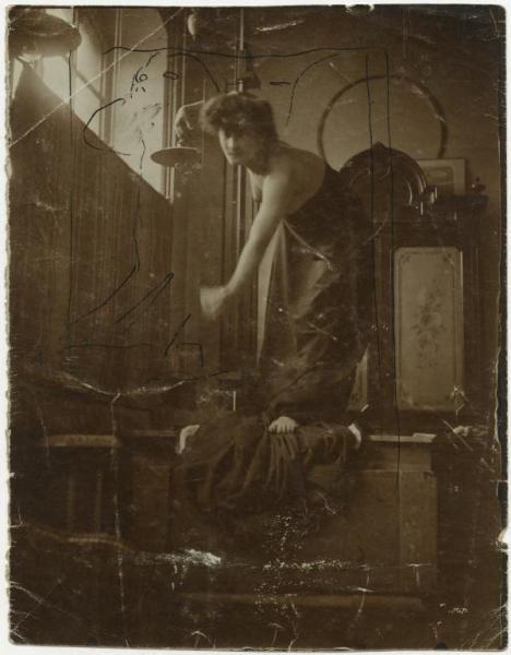 Ritratto femminile - Donna, modella, con lampada e bicchiere - Milano - Officine G. Ricordi, studio di Leopoldo Metlicovitz