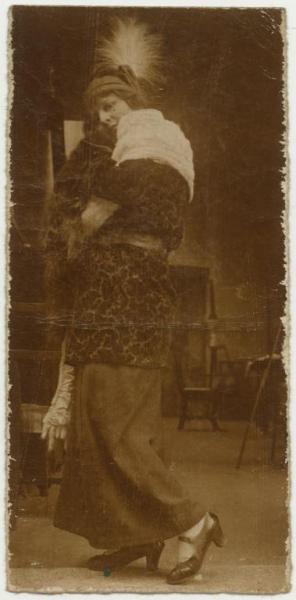 Ritratto femminile - Elvira Lazzaroni con cappello di piuma