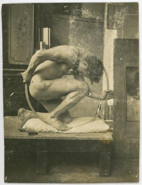 Ritratto maschile - Nudo accademico - Uomo inginocchiato dentro un cerchio - Milano - Officine G. Ricordi, studio di Leopoldo Metlicovitz