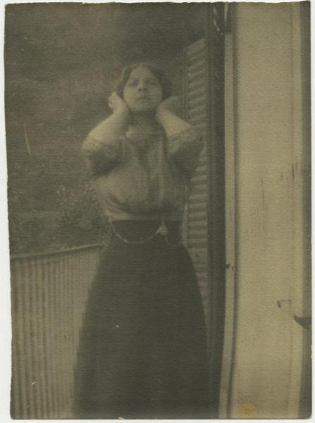 Ritratto femminile - Elvira Lazzaroni con mani sulle orecchie - Esterno, balcone