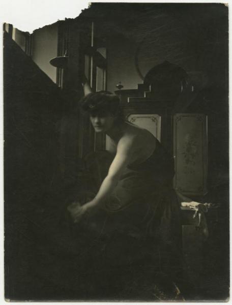 Ritratto femminile - Donna, modella, con lampada e bicchiere - Milano - Officine G. Ricordi - Studio di Leopoldo Metlicovitz