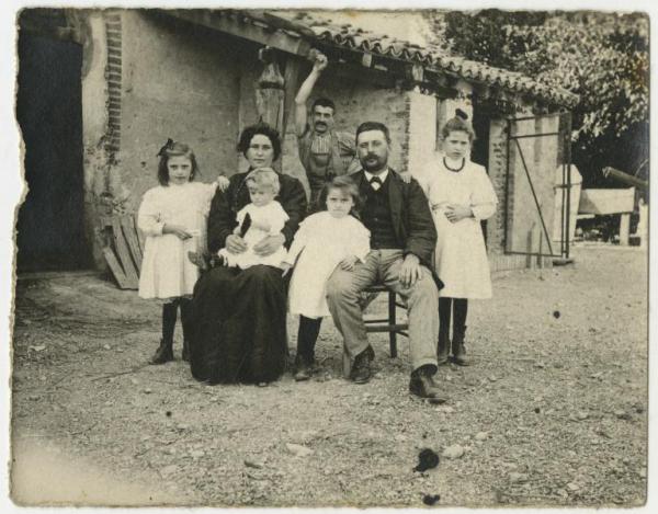 Ritratto di famiglia - Coppia con bambini e uomo, operaio - Esterno, cortile di casa