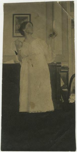 Ritratto femminile - Elvira Lazzaroni con piuma e cerchietto - Interno, casa