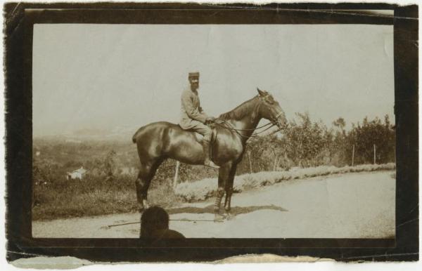 Ritratto maschile - Uomo a cavallo - Esterno, strada - Campi coltivati