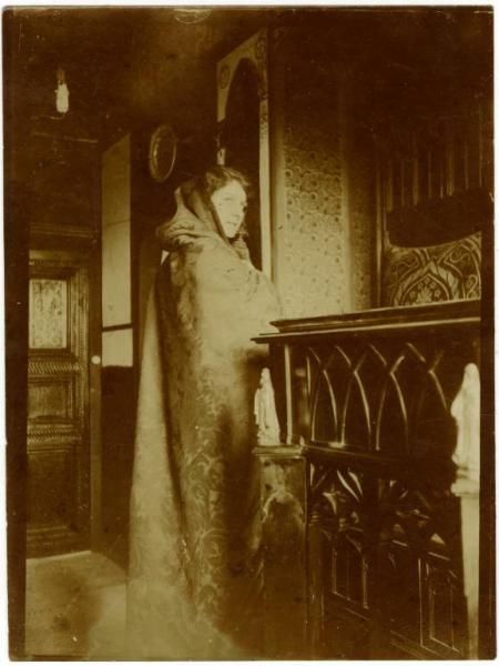 Ritratto femminile - Elvira Lazzaroni con mantello - "Carmen" - Interno, scrittoio