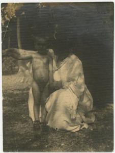 Ritratto di famiglia - Elvira Lazzaroni con bambino nudo - Esterno