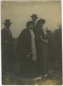 Ritratto di gruppo - Elvira Lazzaroni con donna e due uomini - Esterno, montagna