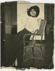 Ritratto femminile - Donna con cappello seduta su una sedia - Interno