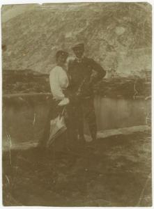 Ritratto di coppia - Elvira Lazzaroni e Leopoldo Metlicovitz - Esterno, montagna, laghetto