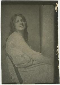 Ritratto femminile - Elvira Lazzaroni seduta su una sedia - Interno