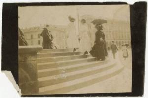 Esterno, piazza - Gruppo di donne su una scalinata