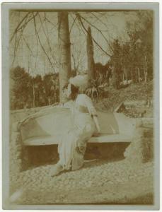 Ritratto femminile - Donna seduta su una panchina - Esterno, giardino