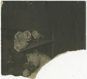 Ritratto femminile - Elvira Lazzaroni con cappello con rose - Fiore