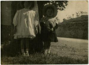 Ritratto di bambini - Bambini con cappello - Esterno, ciglio della strada