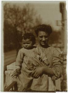 Ritratto di famiglia - Donna con bambino in braccio - Esterno
