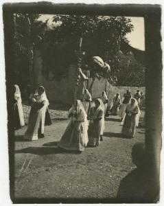 Esterno, strada - Processione religiosa - Gruppo di donne in costume