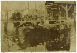 Porto - Banchina portuale - Sacchi con merce - Barca a vela - Gruppo di uomini