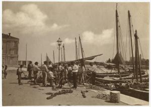 Porto - Gruppo di uomini sulla banchina - Pescatori - Reti - Barche a vela