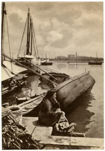 Porto, molo - Ritratto femminile - Ragazza seduta sulla banchina - Barche a vela - Veduta