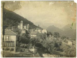 Montagna - Paese - Case e chiesa - Veduta delle catene montuose