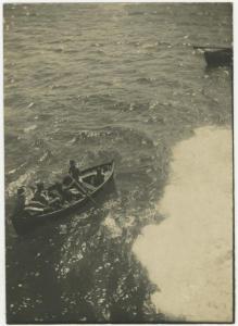 Mare - Gruppo di bambini e uomo su una barca a remi - Veduta dall'alto