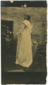 Ritratto femminile - Elvira Lazzaroni - Tunica - Ombrellone - Esterno, giardino