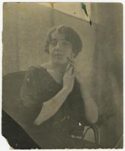 Ritratto femminile - Donna seduta - Mani sul volto