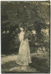 Ritratto femminile - Donna con rami di foglie in mano - Esterno, giardino