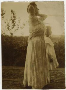 Ritratto femminile - Elvira Lazzaroni con bambina - Esterno, giardino